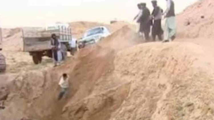 “Taliban“ öldürdüyü əfqanların cəsədlərini çuxurlara doldurur - Foto