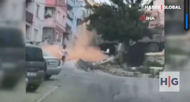 Yük maşını küçədə oynayan uşağın həyatına təhlükə törətdi - VİDEO
