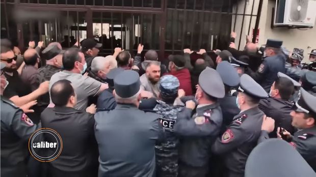 MN-dən izahat istəyən erməni valideyn: “Azərbaycan zabitinə müraciət etmək daha asandır” - VİDEO