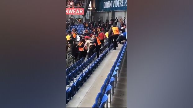 Azarkeşlər arasında əlbəyaxa dava düşdü: Falkao təşviş içində tribunanı tərk etdi - VİDEO