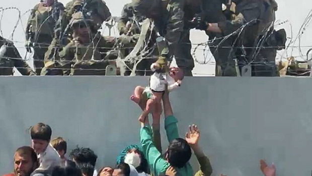 Tikanlı məftillər üzərindən hərbçilərə verilən körpənin taleyi məlum oldu - VİDEO