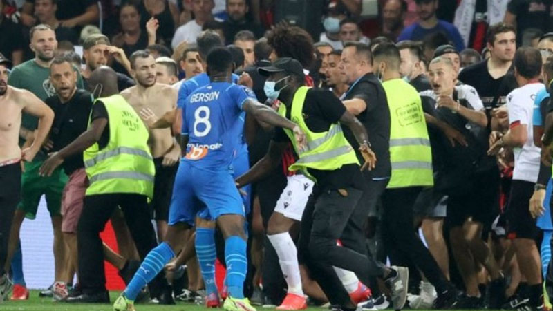 Fransa çempionatında kütləvi dava: Oyun yarımçıq dayandırıldı (FOTOLAR)