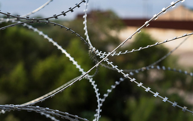 Polşa Belarusla sərhəddəki hasarı yeniləyir