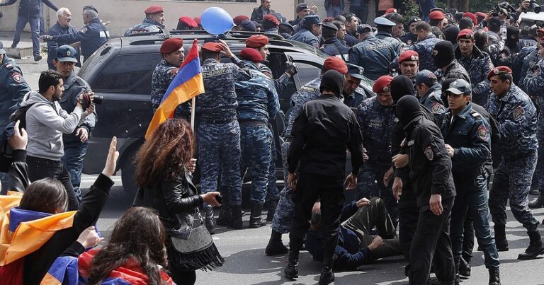 Ermənistanda polislərə hücum etmiş 7 nəfərə ittiham irəli sürülüb