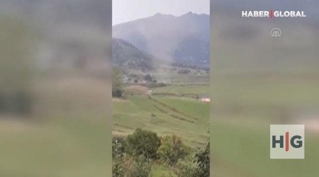 Türkiyədə nəhəng burulğan evlərin damını göyə sovurdu - VİDEO