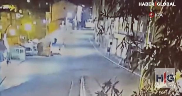 Yoldan çıxan sürücü hasara çırpılıb bina evlərinin həyətinə düşdü – ANBAAN VİDEO