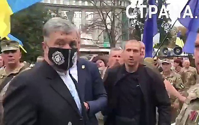 Poroşenkonun üzünə “zelyonka” atıldı - Video