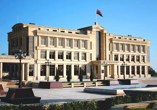 Bağçanın binasını alan şəxs qazini döyüb – VİDEO