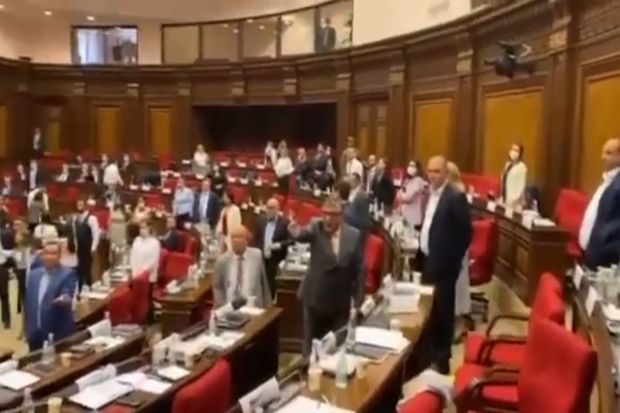 Очередная потасовка в парламенте Армении: депутаты бросались бутылками - ВИДЕО