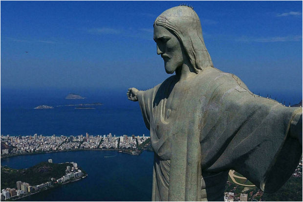 Braziliya polisi İsa Məsihin heykəlinin üzərinə çıxan turistləri həbs edib