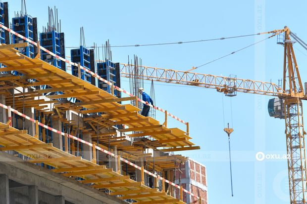 Bakıda kran aşdı: Sürücü avtomaşınla qoşqunun arasında qalıb öldü