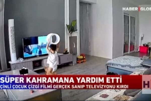 Çinli körpə cizgi filmini gerçək sanıb televizoru sındırdı – VİDEO