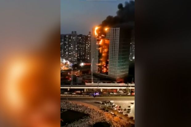 Çində göydələndə baş verən yanğın görənləri qorxutdu – FOTO/VİDEO