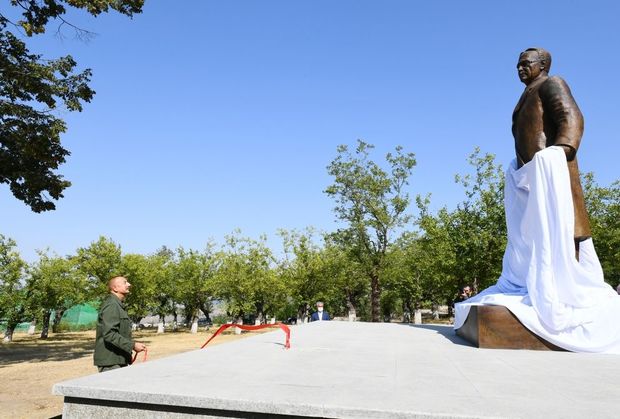İlham Əliyev və Mehriban Əliyeva Şuşada Üzeyir Hacıbəylinin heykəlinin açılışında - YENİLƏNİB+FOTO
