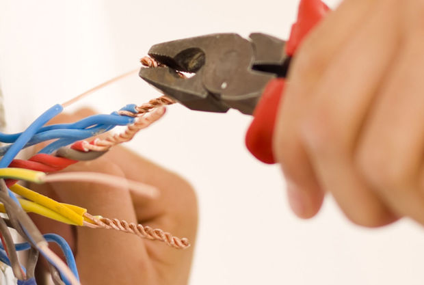 Azərbaycanda direktor müavinin elektrik cərəyanı vurdu