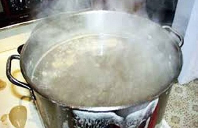 7 yaşlı uşaq qaynar qazana düşdü