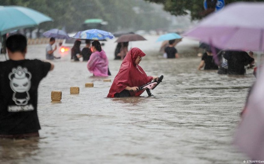 Çində yüz minlərlə insan daşqın zonasında qalıb