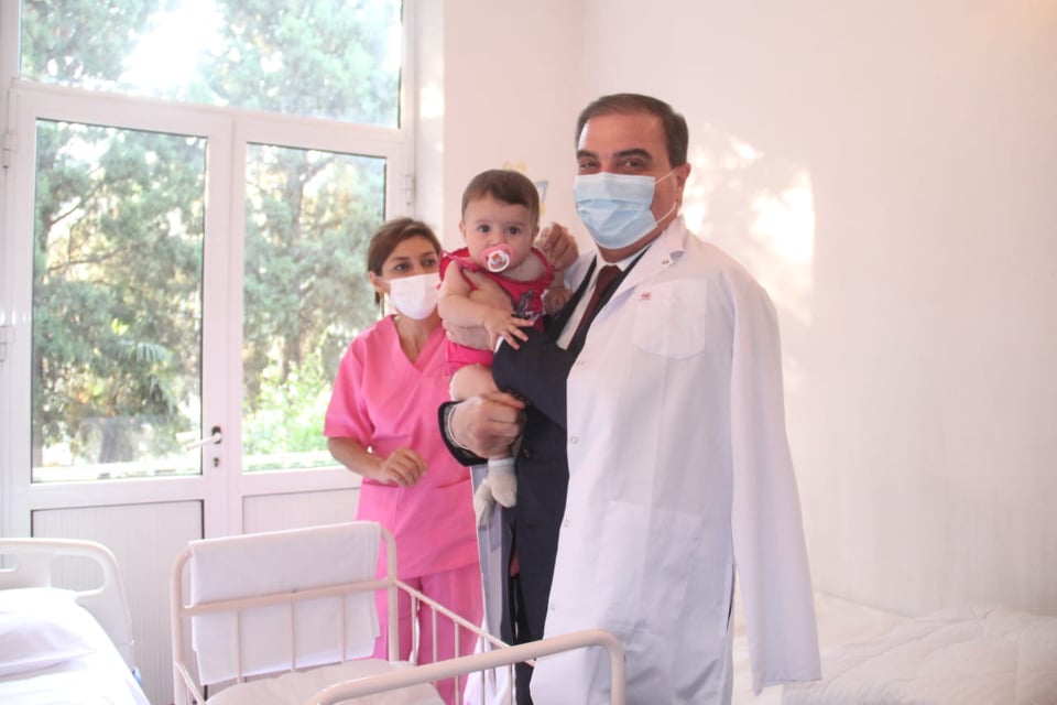 Niyazi Bayramov Gəncədə küçədə tapılmış körpəyə baş çəkib - FOTO (ÖZƏL) 