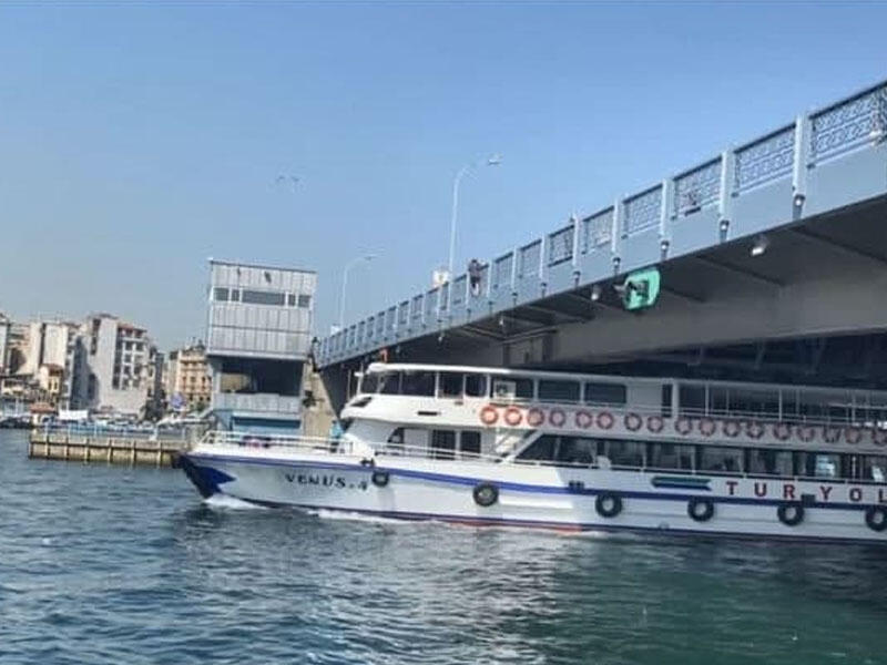 Körpüdən hərəkətdə olan gəminin üstünə tullandı - ANBAAN VİDEO