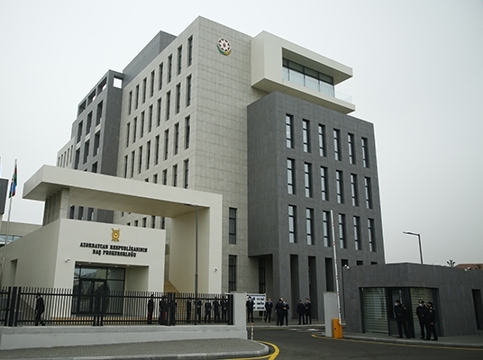 Cəzanı yüngülləşdirmək üçün ailədən pul alan qadına cinayət işi açıldı