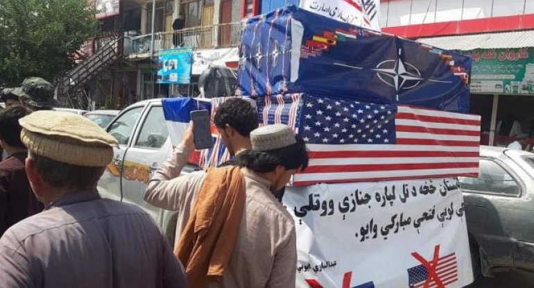 Talibandan ABŞ, Fransa və İngiltərə bayrağı ilə mərasim: qəribə səbəb - VİDEO