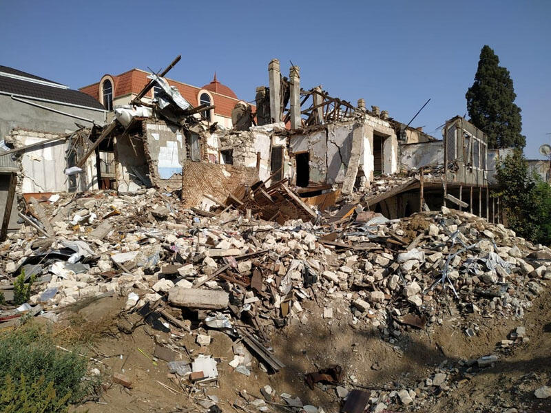 Xarici media orqanları Gəncədə erməni terrorundan dağılan yerlərə baş çəkiblər - FOTOlar