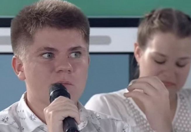 Hamının qarşısında Putinin səhvini düzəldən şagirdə görün nə etdilər - VİDEO