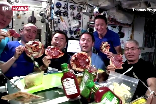 Kosmik stansiyada “Üzən pizza gecəsi” təşkil olundu - VİDEO