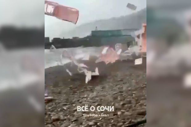 Nəhəng burulğan dəniz sahilində infrastrukturu göyə uçurdu - VİDEO