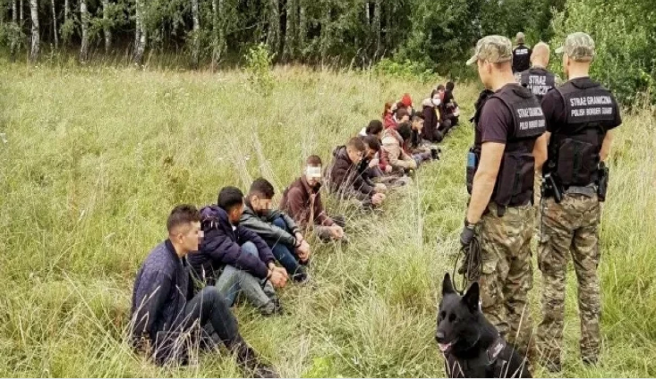 Polşa Belarusla sərhəddə fövqəladə vəziyyət elan edib