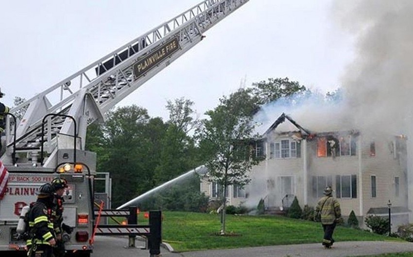 ABŞ-da təyyarə binanın üzərinə düşüb
