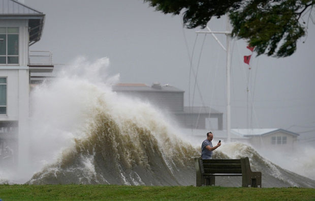 “İda” qasırğası Luizianaya çatıb: 300 mindən çox insan köməksiz vəziyyətdə qalıb - FOTO