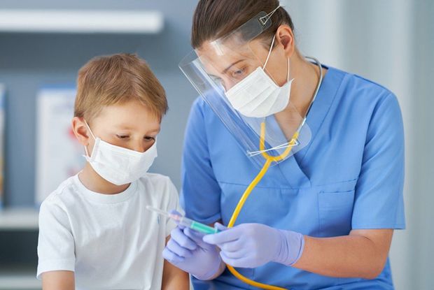 Британские медики выявили симптомы COVID-19 у детей спустя месяцы после лечения