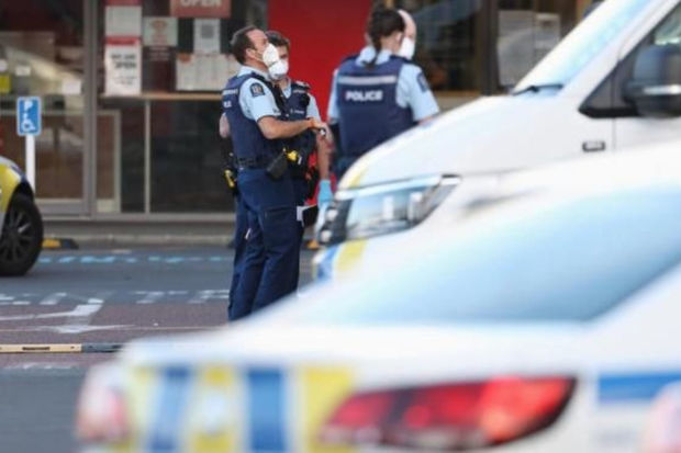 Yeni Zelandiyada mağazaya daxil olan silahlı şəxs insanlara atəş açıb - VİDEO