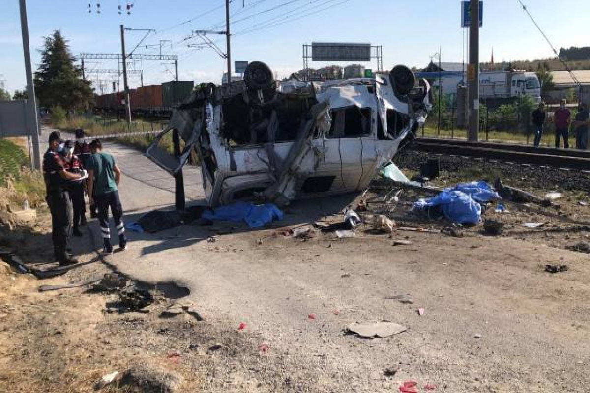 Türkiyədə yük qatarının mikroavtobusa çırpılması nəticəsində ölənlərin sayı 6-ya çatıb - YENİLƏNİB