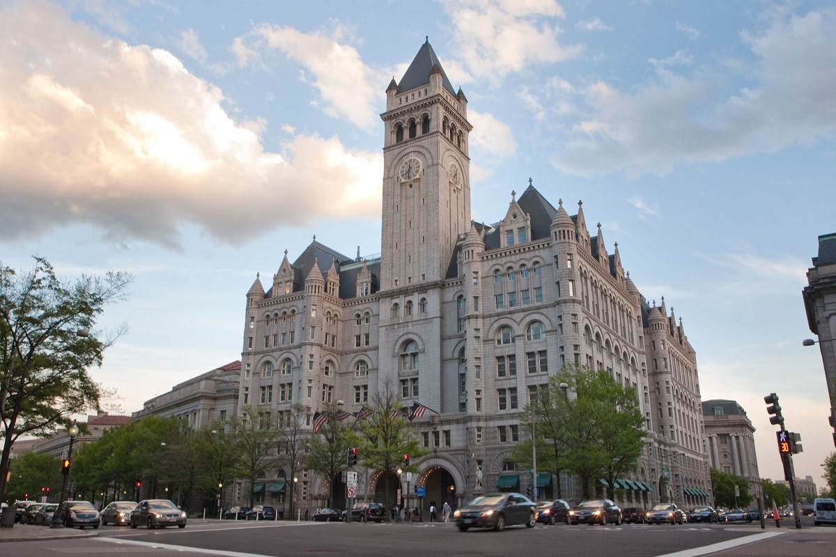 Tramp Vaşinqtondakı hotelini satır