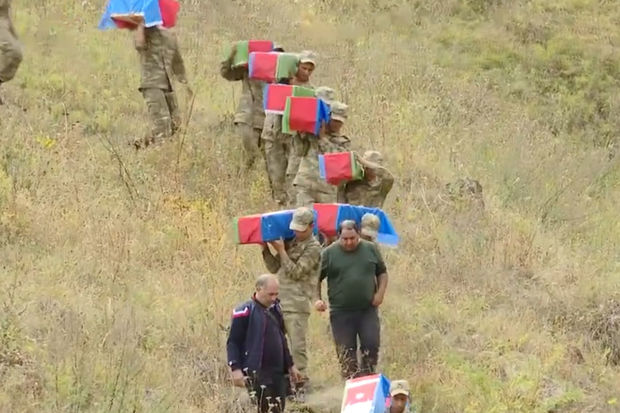 Kəlbəcərdə Başlıbel qurbanlarının məzarları açıldı - VİDEO