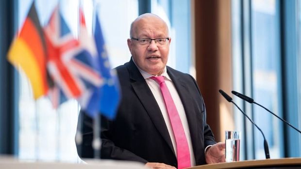 Almaniyalı nazir Bundestaqın iclasından birbaşa xəstəxanaya aparıldı - FOTO