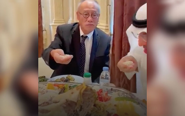 Yaponiyanın əllə düyü yeməyə çalışan səfiri gündəm oldu - Video