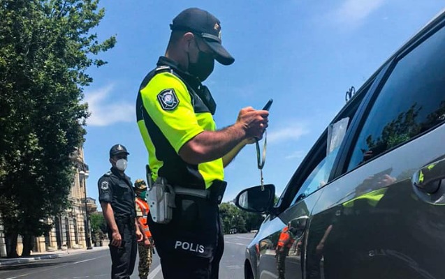 Polisi söyüb geyimini çıxaran şəxs tutuldu