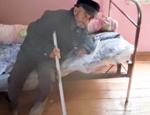 “Ruhi xəstə olan yoldaşım insult keçirib, hissiyyatını itirib, amma pensiyasını kəsiblər” - Foto