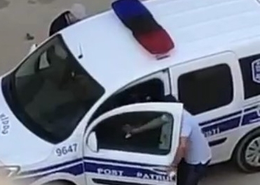 Rüşvət alarkən görüntülənən polis xidmətdən qovuldu - Video