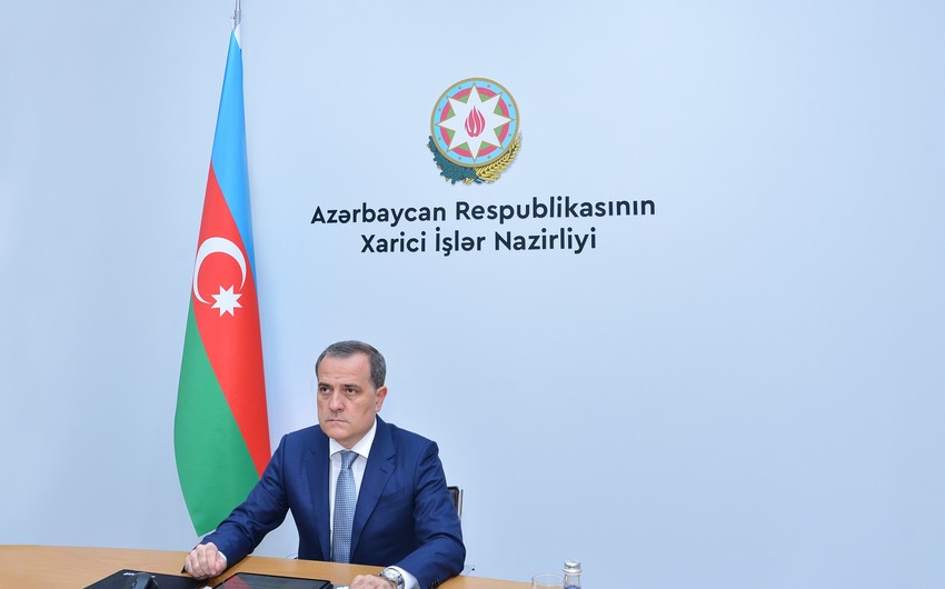 Ceyhun Bayramov diplomatlarla müşavirə keçirib