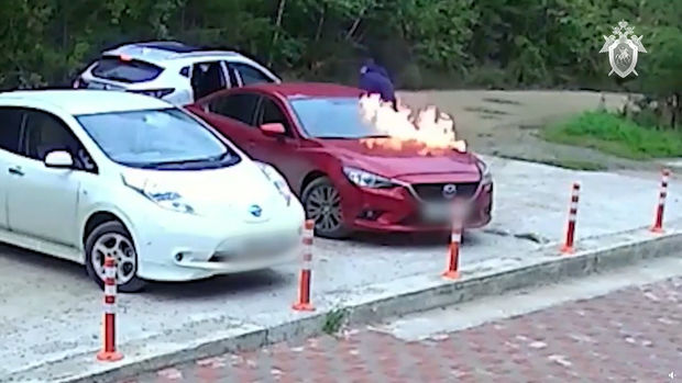 Rusiyada içərisində uşaq olan avtomobil qəsdən yandırıldı - VİDEO