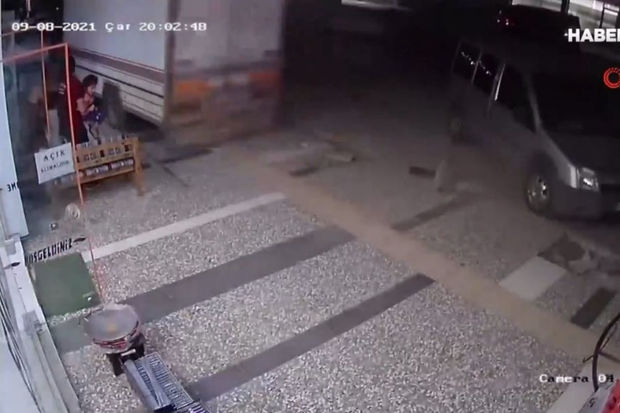 Qəfil hərəkətə gələn yük maşını səkiyə çıxaraq piyadaları ölümlə üz-üzə qoydu – ANBAAN VİDEO