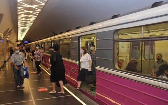 Bakıda gənc oğlan metroda özünü qatarın altına atdı