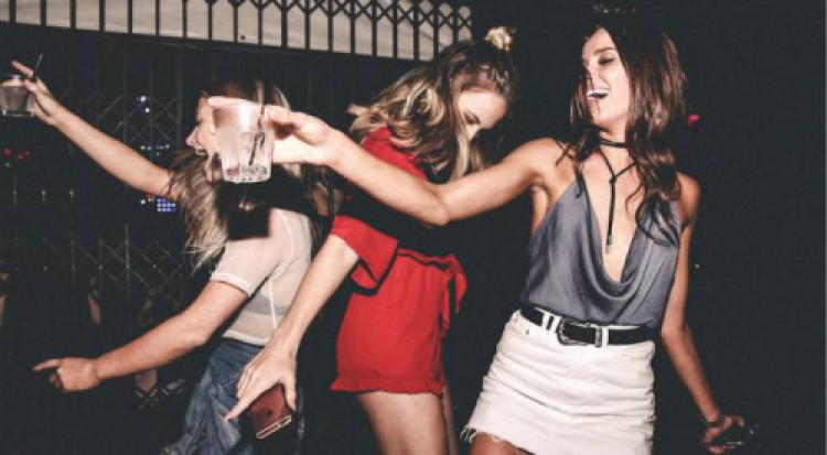 Bakıda gecə klubundan çıxarkən başlarına oyun açılan BACILAR GÖRÜN KİM İMİŞ