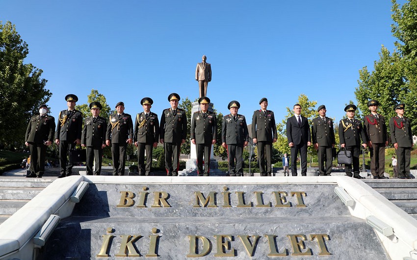 Azərbaycan Ordusunun Baş Qərargah rəisi Ankarada Heydər Əliyev Parkını ziyarət edib