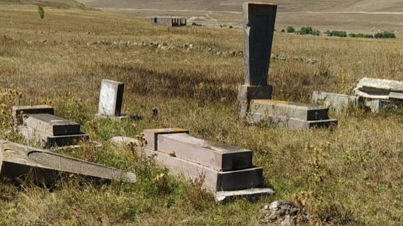 Ermənilərin Kəlbəcərdə dağıtdığı qəbiristanlıq (FOTOLAR)