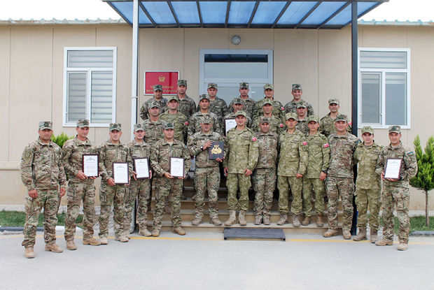 Azərbaycanlı kontr-admiral hərbçiləri təltif etdi - FOTO